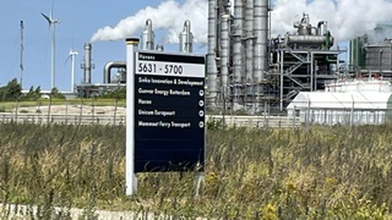 Europoort industrial area sign with the Sinko Innovation & Development campus in the background