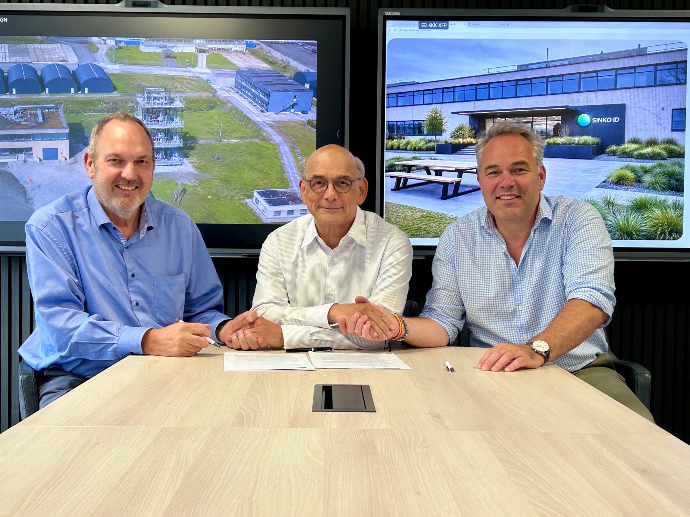 Frank Hollander of Sinko ID and Pieter Kapteijn of TwistR Energy and TriGen Energy shaking hands after signing the partnership agreement